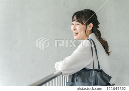 從室內欄桿向外看的女商人 121043862