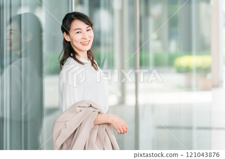 A fulfilling business woman/career woman who comes to work, commutes, and works at a large company (flex time, freedom, benefits) 121043876