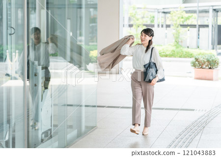 在大公司工作的職業婦女/女商人 121043883