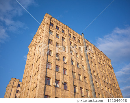 【烏克蘭】哈爾科夫東部夕陽和藍天照亮的大學石頭外牆 【烏克蘭】哈爾科夫東部夕陽和藍天照亮的大學石頭外牆 121044058