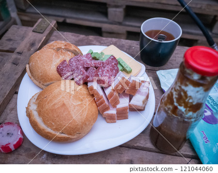 【烏克蘭】哈爾科夫東部，戶外木桌上放著一盤薩拉米香腸、起司、麵包等 121044060