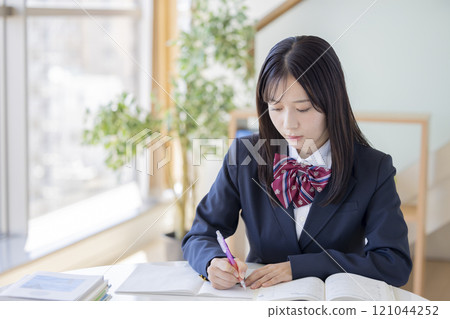 教育形象： 高中女生學習 121044252