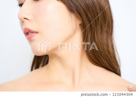 一位年輕日本女性的時尚肖像，脖子 121044304