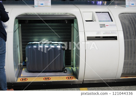 Self-service baggage drop 121044336