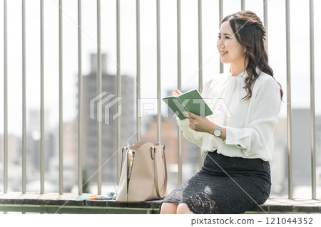 Women in the media reporting on the rooftop (interviewers, reporters, business women, journalists, writers) 121044352