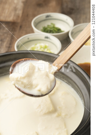 Onsen tofu, Yudofu, tofu boiled in a clay pot, scooped up with a ladle 121044408
