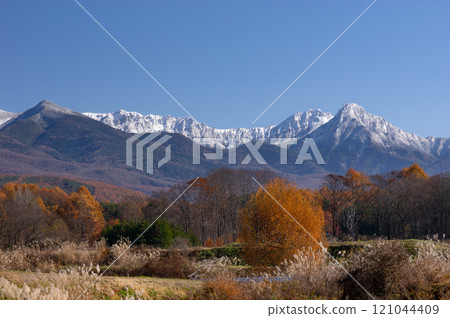 薄雪覆蓋的八嶽山脈,前景是深秋的鄉村景色 薄雪覆蓋的八嶽山脈,前景是深秋的鄉村景色 121044409