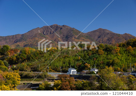 從鹽川盆地看秋葉最高峰的金岳與知岳 121044410