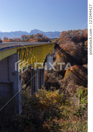 Late autumn sunlight pouring onto the Yatsugatake Kogen Bridge and a distant view of the Southern Alps Late autumn sunlight pouring onto the Yatsugatake Kogen Bridge and a distant view of the Southern Alps 121044427