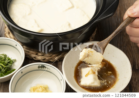 Onsen tofu, Yudofu, tofu boiled in a clay pot, lifted with a spoon 121044509