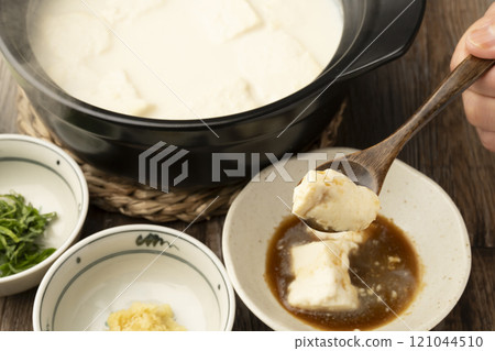 Onsen tofu, Yudofu, tofu boiled in a clay pot, lifted with a spoon 121044510