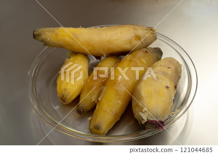 Making dried sweet potatoes - peeled sweet potatoes 121044685