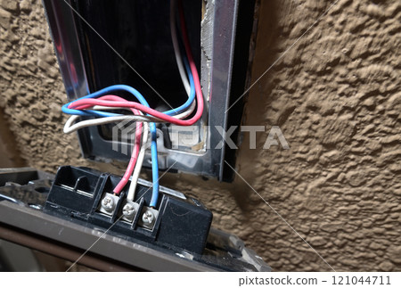 牆上的佈線 121044711
