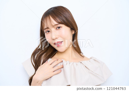 Young women's beauty Young women's beauty 121044763