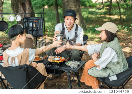 在露營地享受露營和豪華露營的家庭 在露營地享受露營和豪華露營的家庭 121044769