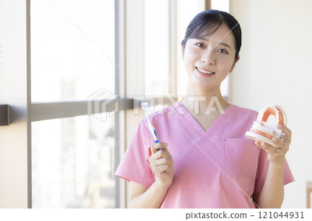 教刷牙的牙科保健員 121044931