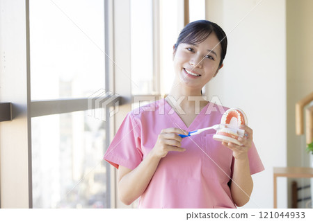 教刷牙的牙科保健員 121044933