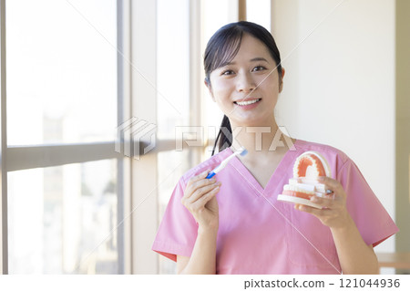 Dental hygienist who teaches tooth brushing Dental hygienist who teaches tooth brushing 121044936