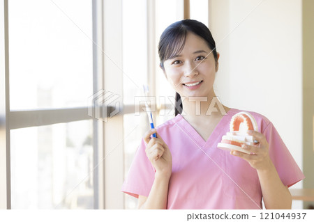教刷牙的牙科保健員 121044937
