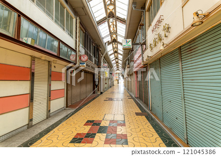 百葉窗關著的冷清購物街 121045386