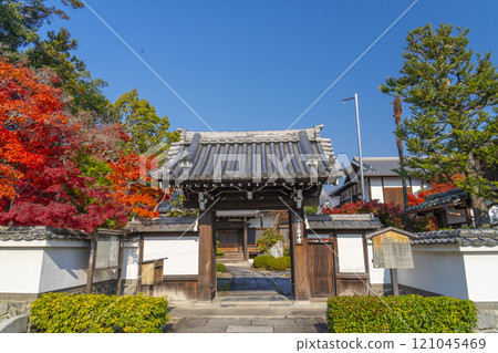 西芳寺被紅葉包裹著(京都市北區西賀茂市) 西芳寺被紅葉包裹著(京都市北區西賀茂市) 121045469