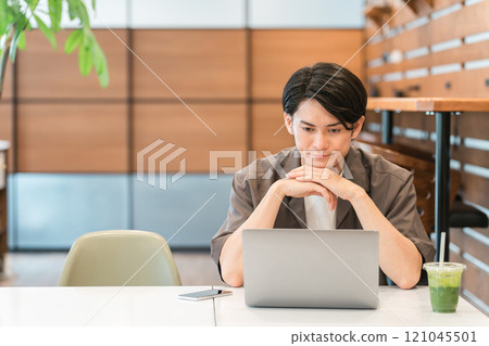 Young men and university students using laptops at cafes and at home (web conferences, watching videos, movies, dramas) 121045501