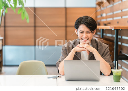 年輕人和大學生在咖啡館和家裡使用筆記型電腦（網路會議、觀看影片、電影、戲劇） 121045502