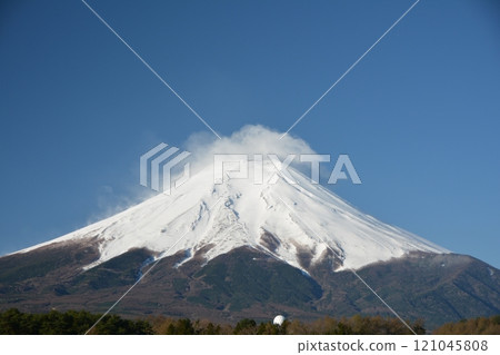 藍天下白雪皚皚的富士山和白色的雷達穹頂 121045808