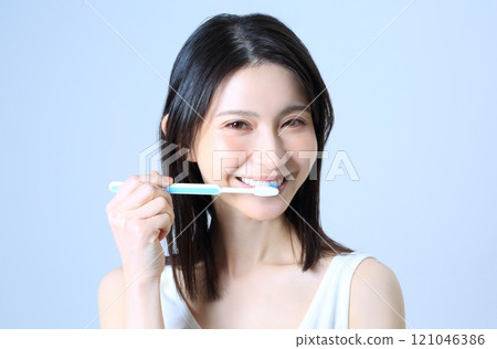 一個女人刷牙的圖片 121046386