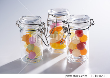 玻璃瓶裡裝滿了五顏六色的糖果 121046510