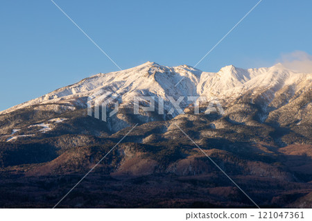 冬天的御嶽山被朝陽照亮 121047361