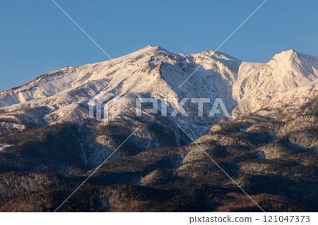 冬天的御嶽山被朝陽照亮 121047373