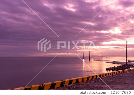 佐賀郡塔拉町,早晨有明海淺灘水下鳥居旁的水下道路 佐賀郡塔拉町,早晨有明海淺灘水下鳥居旁的水下道路 121047680