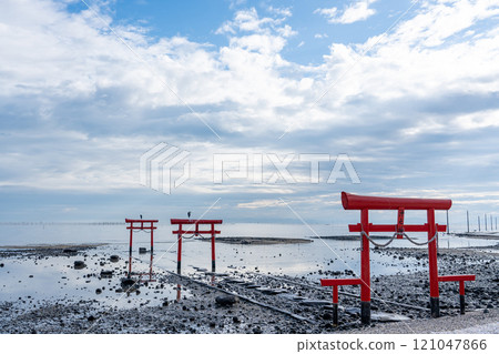 佐賀郡塔拉鎮,秋季水下鳥居站在有明海低潮淺水區 佐賀郡塔拉鎮,秋季水下鳥居站在有明海低潮淺水區 121047866
