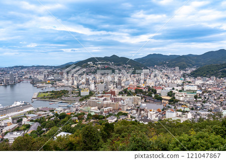 長崎縣長崎市：從鍋官山公園展望台眺望長崎市 121047867