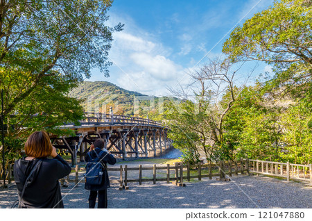 [Ise Shrine: Uji Bridge] People admiring the Uji Bridge 121047880
