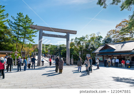 [伊勢：伊勢神宮]以本宮為目標的人們 121047881