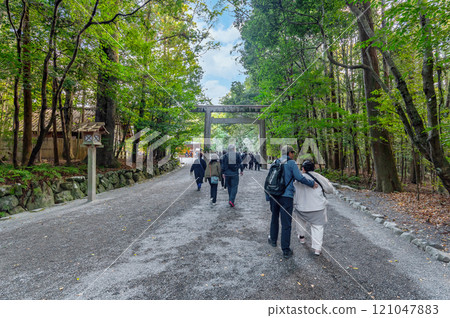 [神社]人們透過參拜道走向神社 121047883