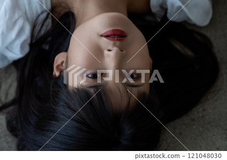 躺在地板上的年輕女子 121048030