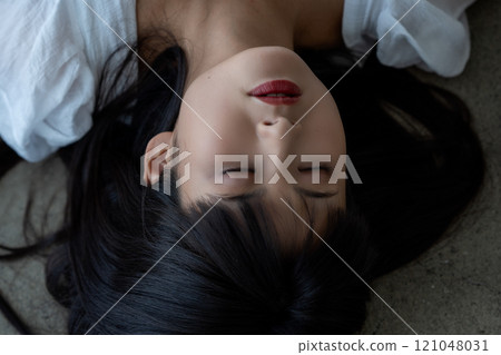 躺在地板上的年輕女子 121048031