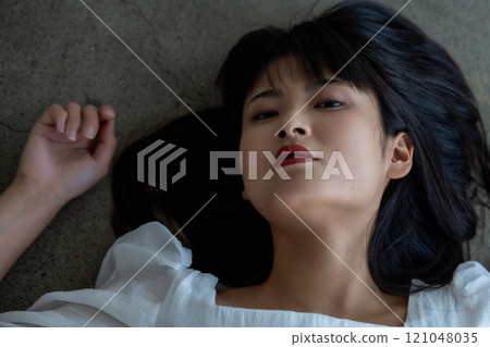 躺在地板上的年輕女子 121048035