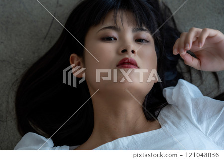 躺在地板上的年輕女子 121048036
