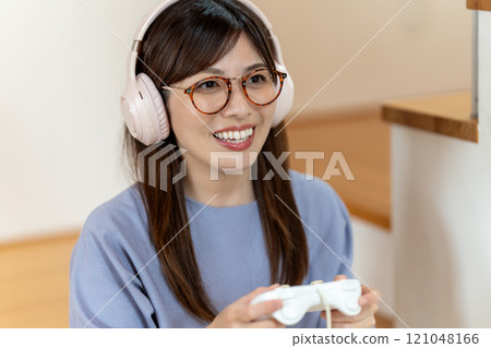 一位中年婦女正在享受遊戲 一位中年婦女正在享受遊戲 121048166