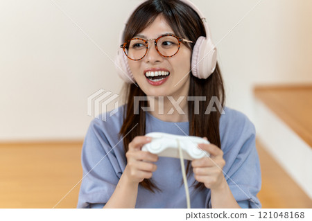 一位中年婦女正在享受遊戲 121048168