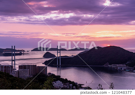長崎縣,長崎市,鍋官山公園展望台,俯瞰女神大橋和長崎港的夕陽 長崎縣,長崎市,鍋官山公園展望台,俯瞰女神大橋和長崎港的夕陽 121048377