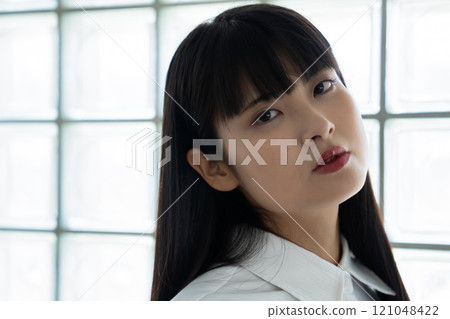 一個留著瀏海的年輕女子的特寫 121048422