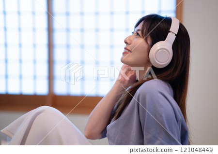 中年婦女在日式房間聽音樂 121048449