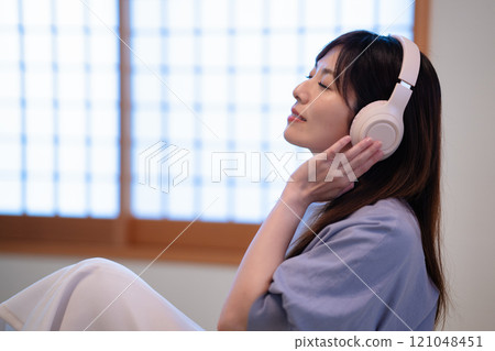 中年婦女在日式房間聽音樂 121048451