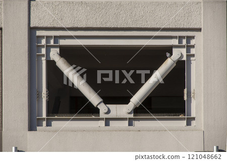 使用抗震阻尼器加強的建築牆體 121048662