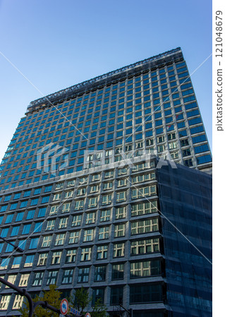 一座正在興建的建築反映在一座正在興建中的摩天大樓中 121048679